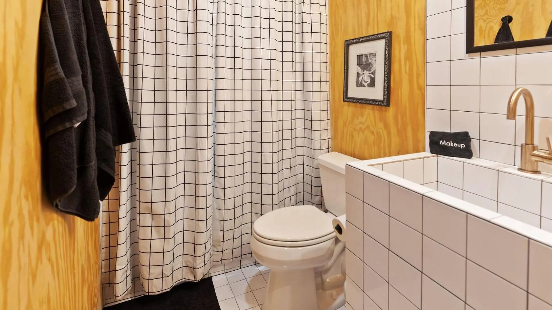 Unique*NEW*Hot Tub Studio*Mins to DT & PHX Airport